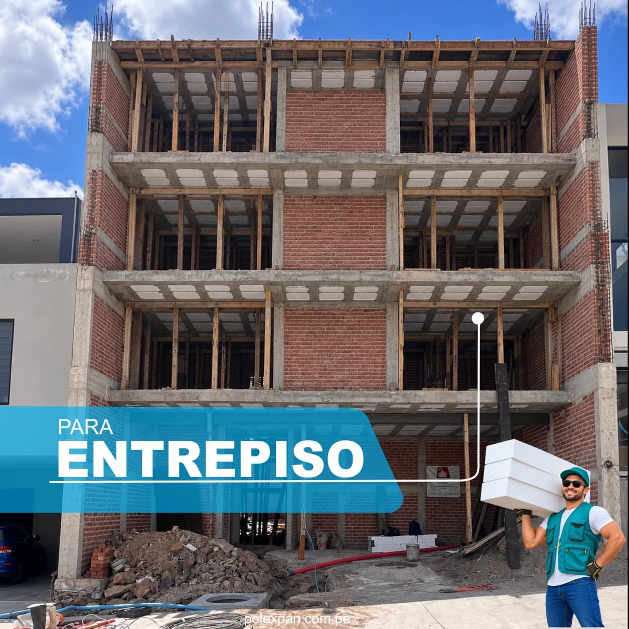 Edificio de tres pisos en obra con un operario cargando un casetón de tecnopor al hombro. Rotulada «Para entrepiso».