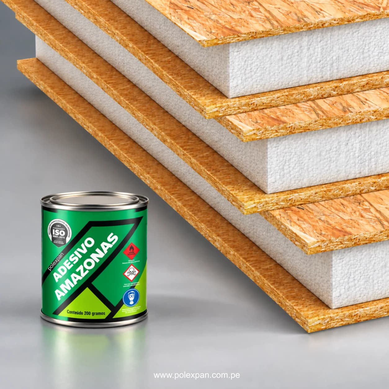 Pila de paneles de madera con núcleo de tecnopor; delante, la lata de adhesivo Amazonas rotulada «Conteúdo 200 gramos».