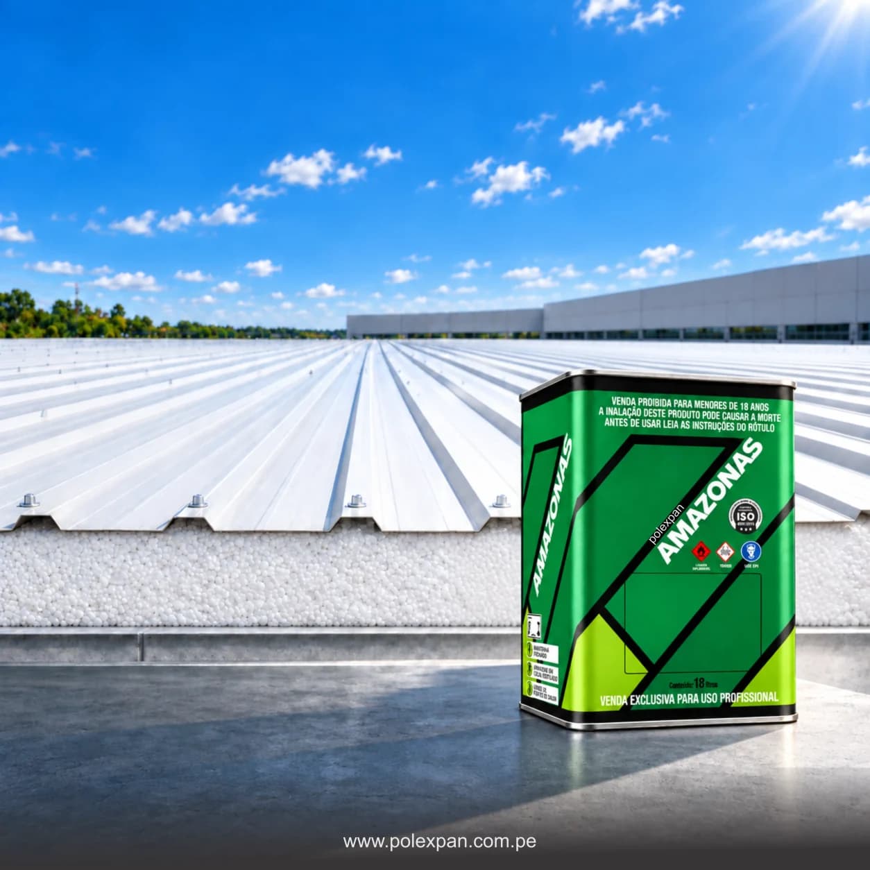 Cubierta de planchas metálicas onduladas sobre una capa de tecnopor, en el techo de una nave industrial a pleno sol; en primer plano, la lata de 5 galones de pegamento Amazonas.