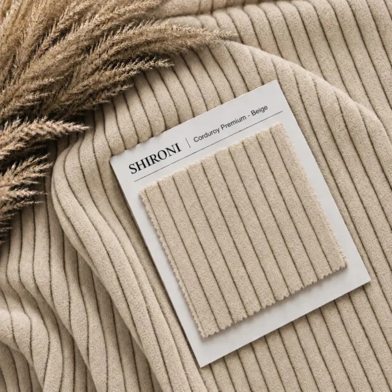 Muestrario de tela: una pieza de corduroy sobre el propio tejido, con la etiqueta de SHIRONI que la identifica como Corduroy Premium.