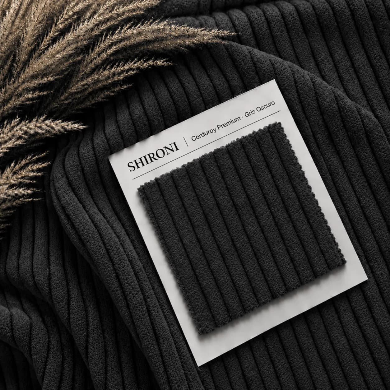 Muestrario de tela: una pieza de corduroy sobre el propio tejido, con la etiqueta de SHIRONI que la identifica como Corduroy Premium.