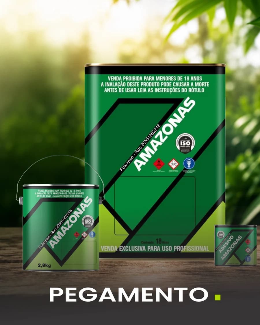 Envases de pegamento Amazonas en sus tres presentaciones sobre un fondo de vegetación.