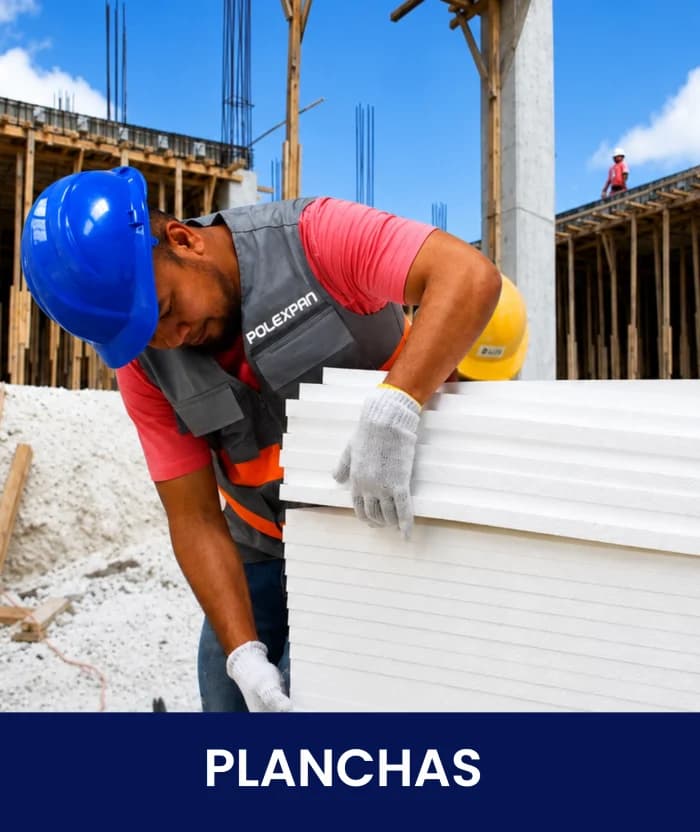 Operario con casco colocando planchas de tecnopor en obra. Rotulada «Planchas».