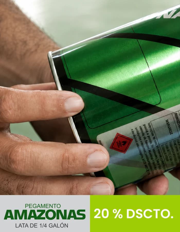 Mano sosteniendo una lata verde de pegamento Amazonas. Rotulada «Pegamento Amazonas, lata de 1/4 de galón» y «20 % de descuento».