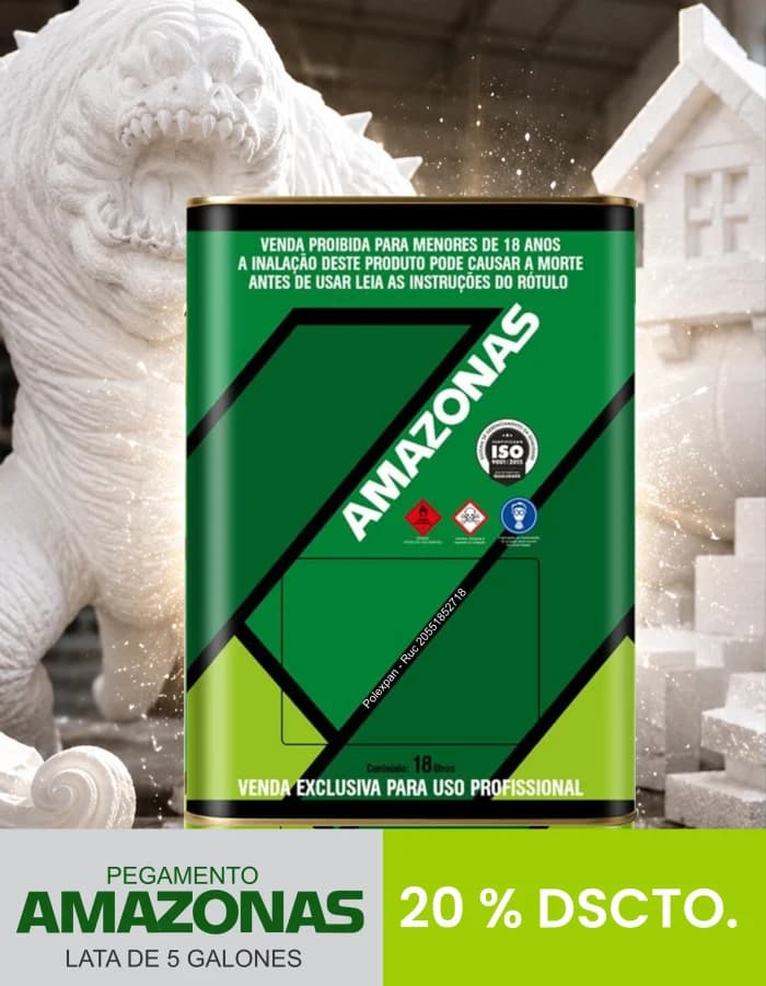 Lata de 5 galones de pegamento Amazonas delante de esculturas talladas en tecnopor. Rotulada «Pegamento Amazonas, lata de 5 galones» y «20 % de descuento».