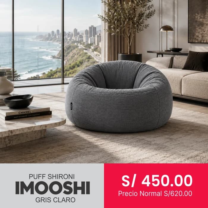 Puff SHIRONI IMOOSHI gris claro en un salón luminoso con vista a la costa. Rotulado «Puff SHIRONI IMOOSHI Gris Claro» y «S/ 450.00, precio normal S/ 620.00».