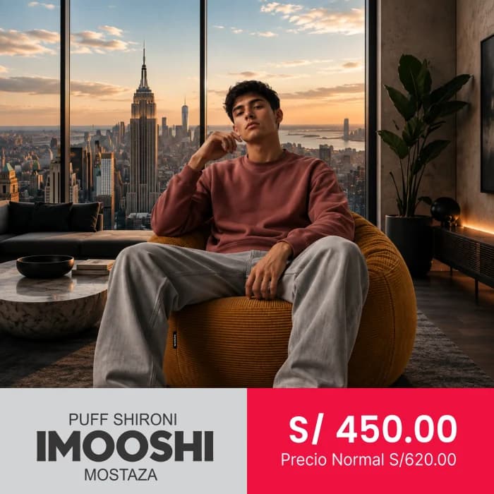 Puff SHIRONI IMOOSHI mostaza en un salón con ventanal sobre la ciudad, con una persona sentada. Rotulado «Puff SHIRONI IMOOSHI Mostaza» y «S/ 450.00, precio normal S/ 620.00».