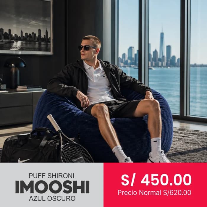 Puff SHIRONI IMOOSHI azul oscuro frente a un ventanal con vista al río, con una persona sentada. Rotulado «Puff SHIRONI IMOOSHI Azul Oscuro» y «S/ 450.00, precio normal S/ 620.00».