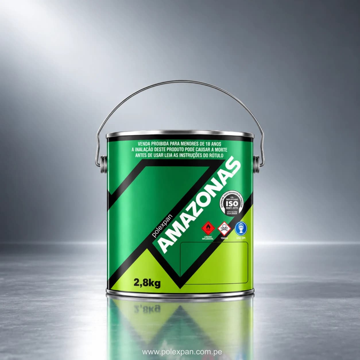 Lata de 1 galón del pegamento Amazonas, redonda y con asa, verde con franjas negras y verde limón. Rotulada «polexpan AMAZONAS» y «2,8kg», con el sello ISO 9001:2015, pictogramas de líquido inflamable, tóxico y uso de equipo de protección, y avisos en portugués: venta prohibida a menores de 18 años y la inhalación puede causar la muerte.